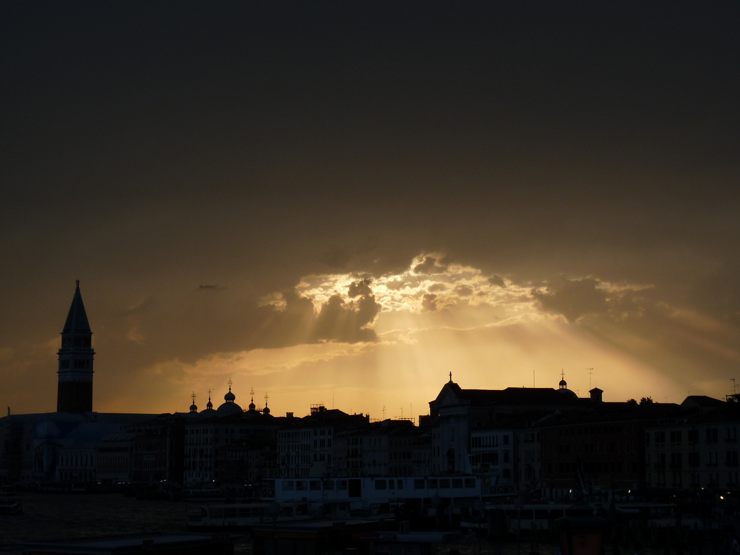 Wolkenbruch über Venedig