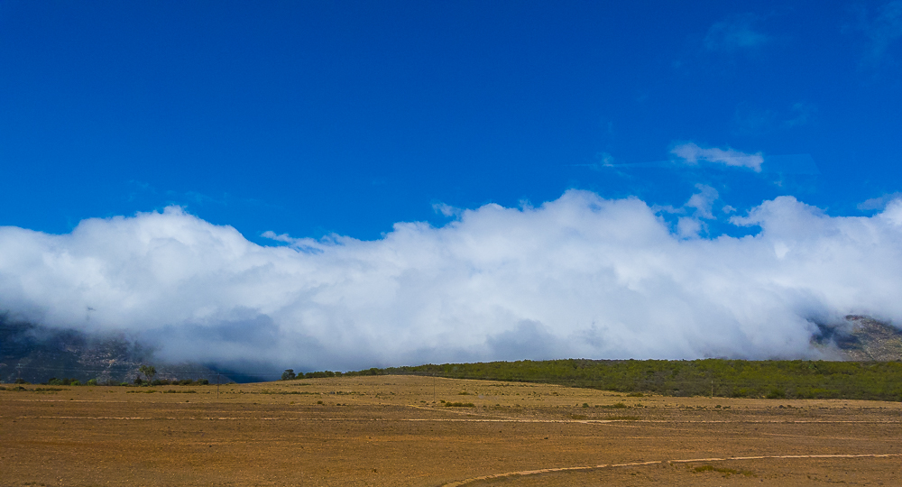 Wolkendecke kriecht ins Tal