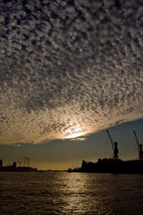 Wolkendecke über dem Hafen