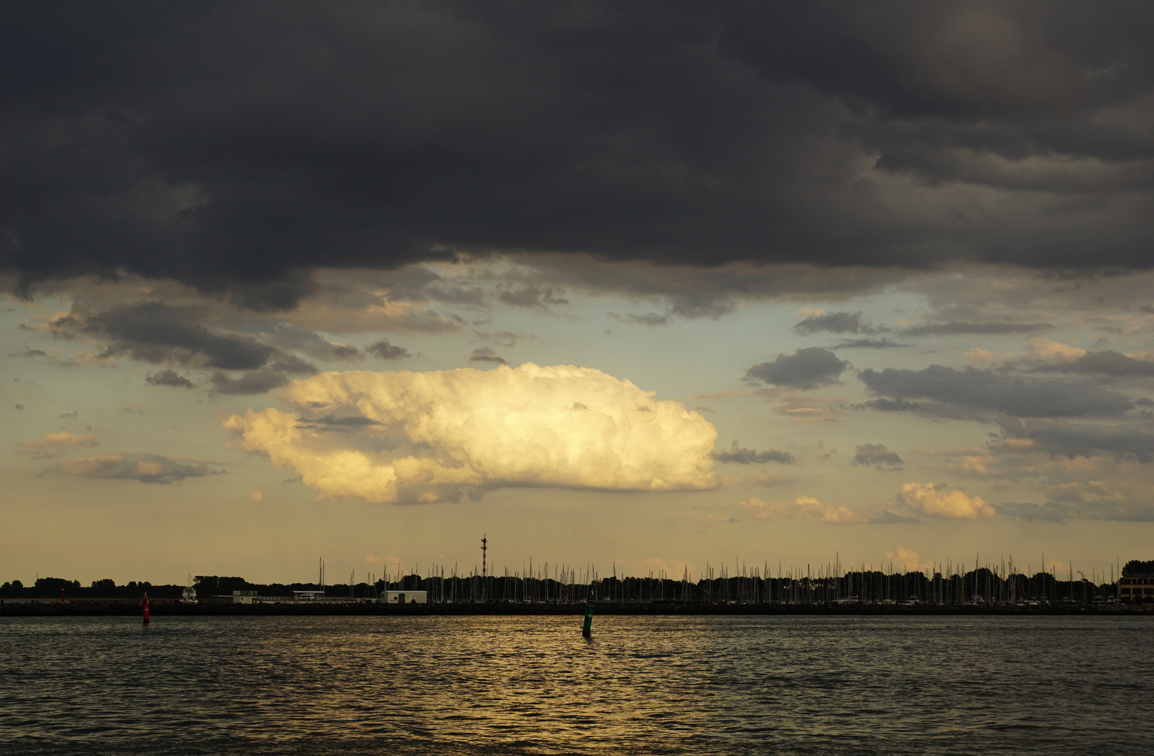 Wolkendecke Yachthafen Hohe Düne