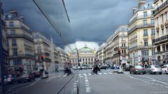 Wolkendrama mit ''Heiligenschein'' über der Pariser Opera