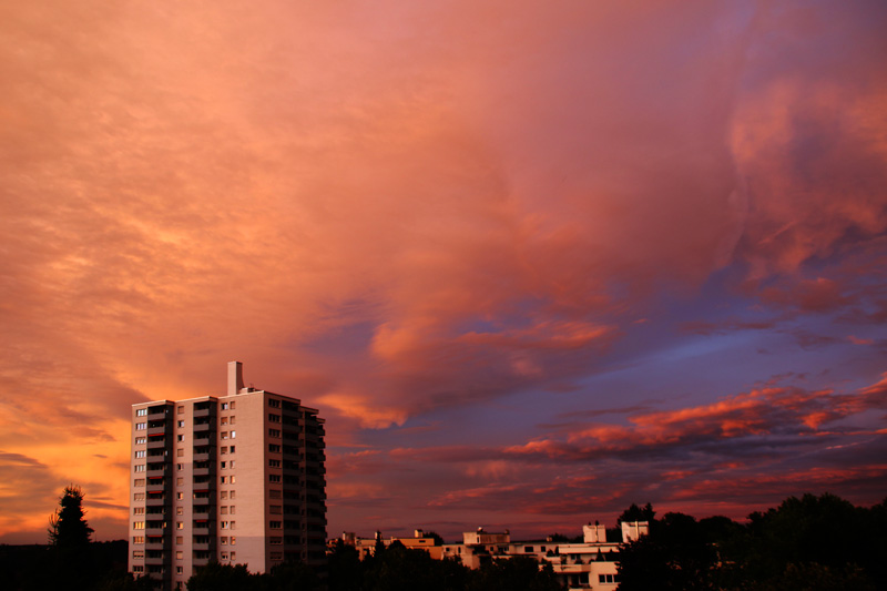 Wolkenfärbung am Hochhaus