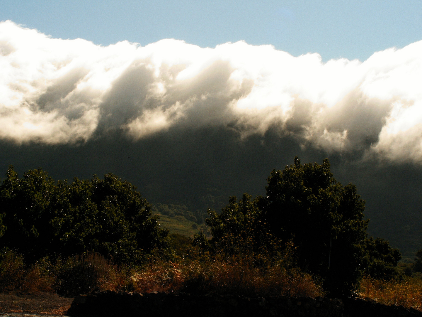 Wolkenfall über der Cumbre Nueva auf der Insel La Palma