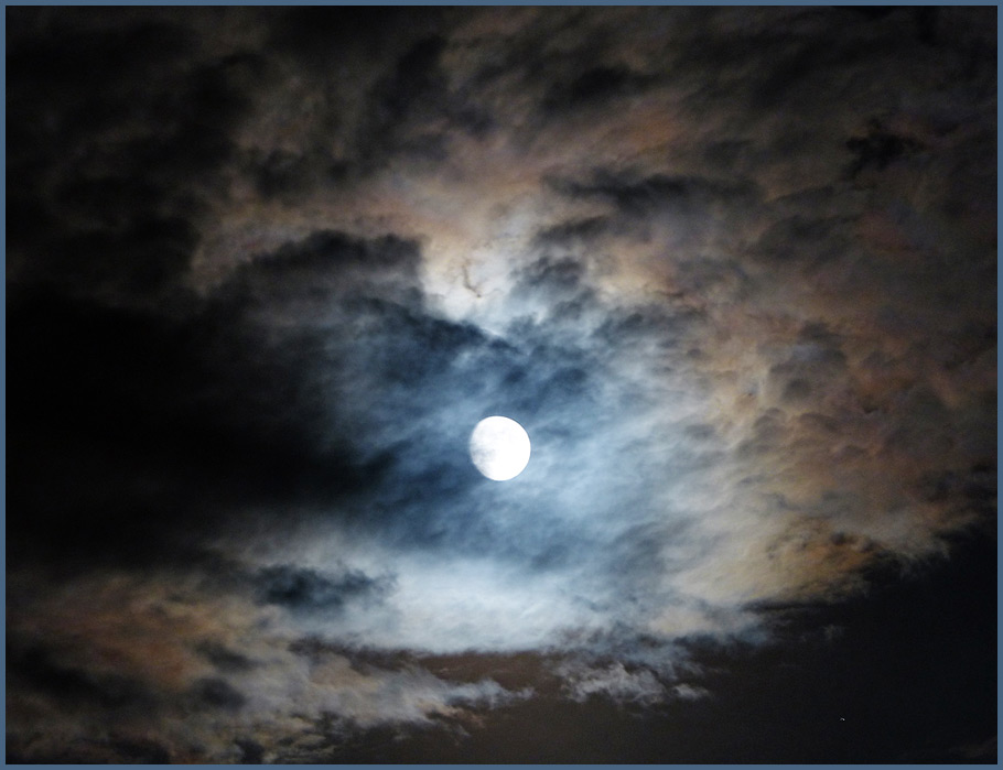 Wolkenfarben bei Vollmond