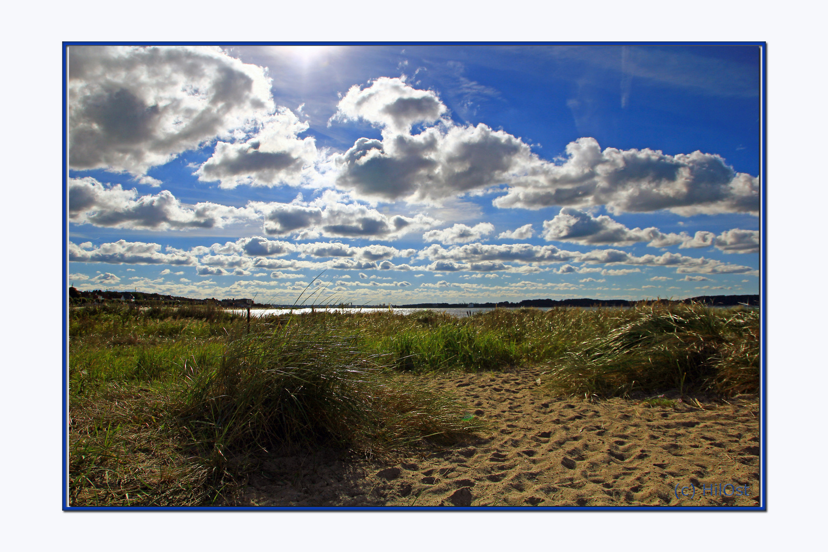 Wolkenfelder über Strand und Meer