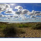 Wolkenfelder über Strand und Meer