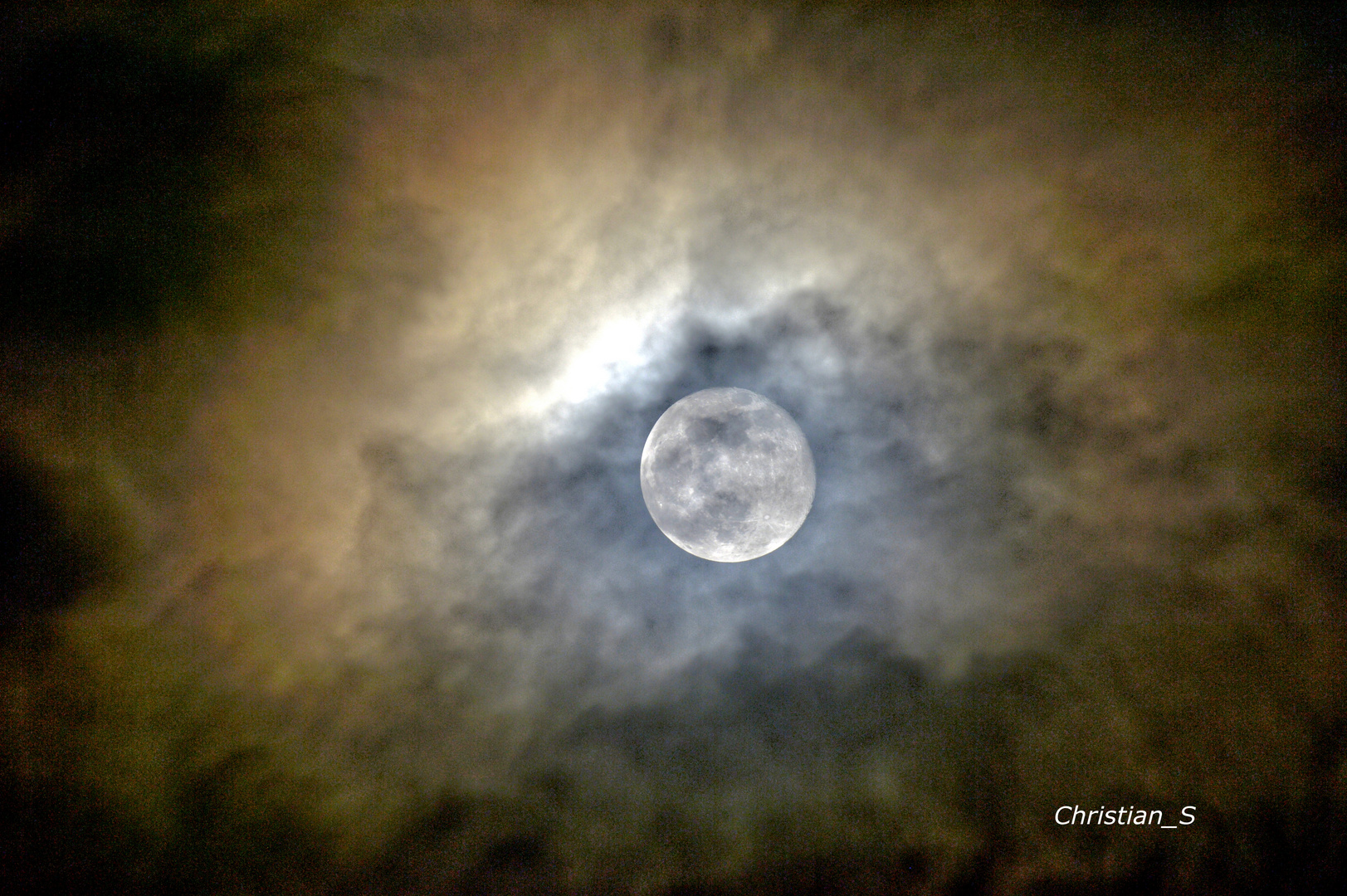 Wolkenfenster zum Mond
