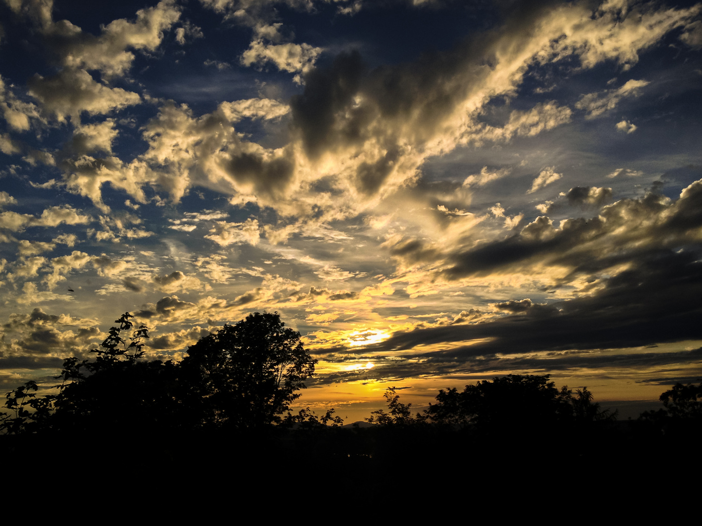 Wolkenfetzen im Abendlicht