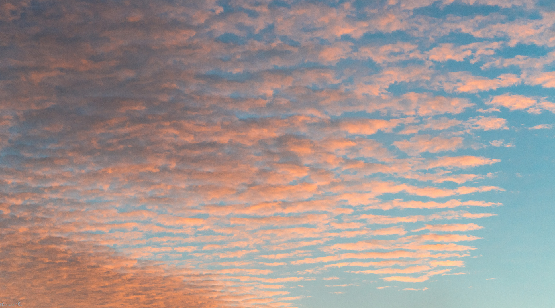 wolkenfetzen im morgenhimmel