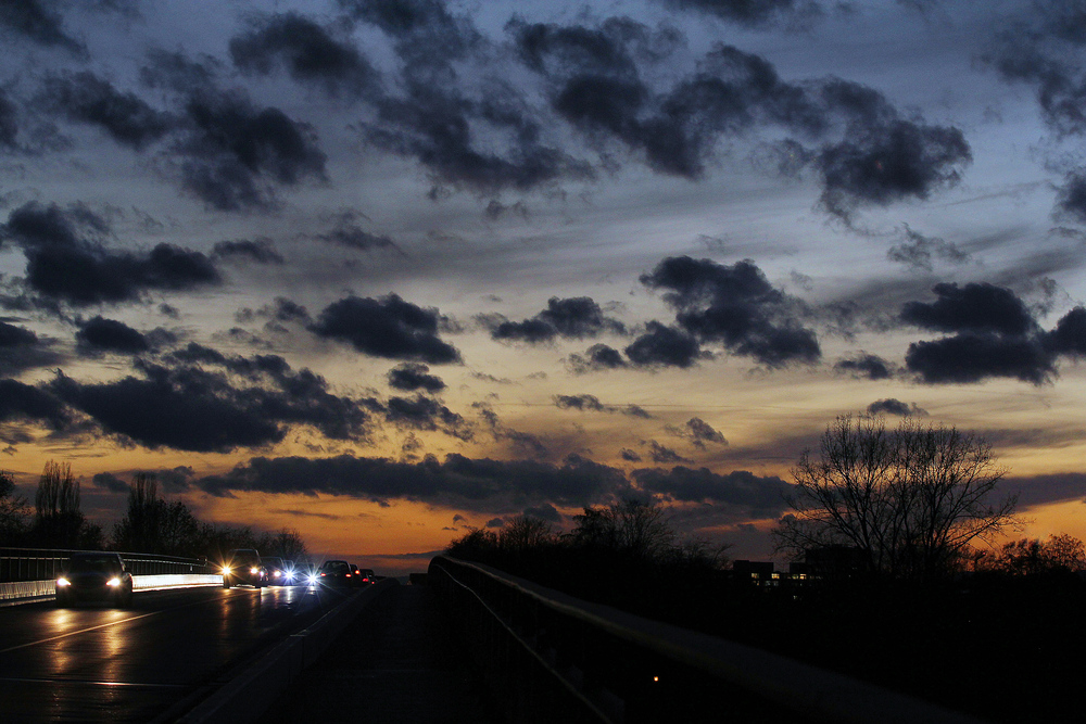 Wolkenfetzenabendhimmel