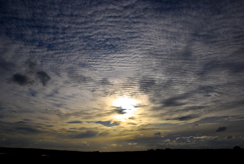 Wolkenformation am frühen Abend