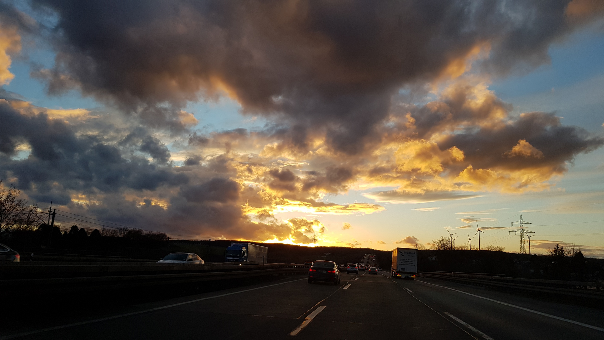 Wolkenformation auf der Autobahn