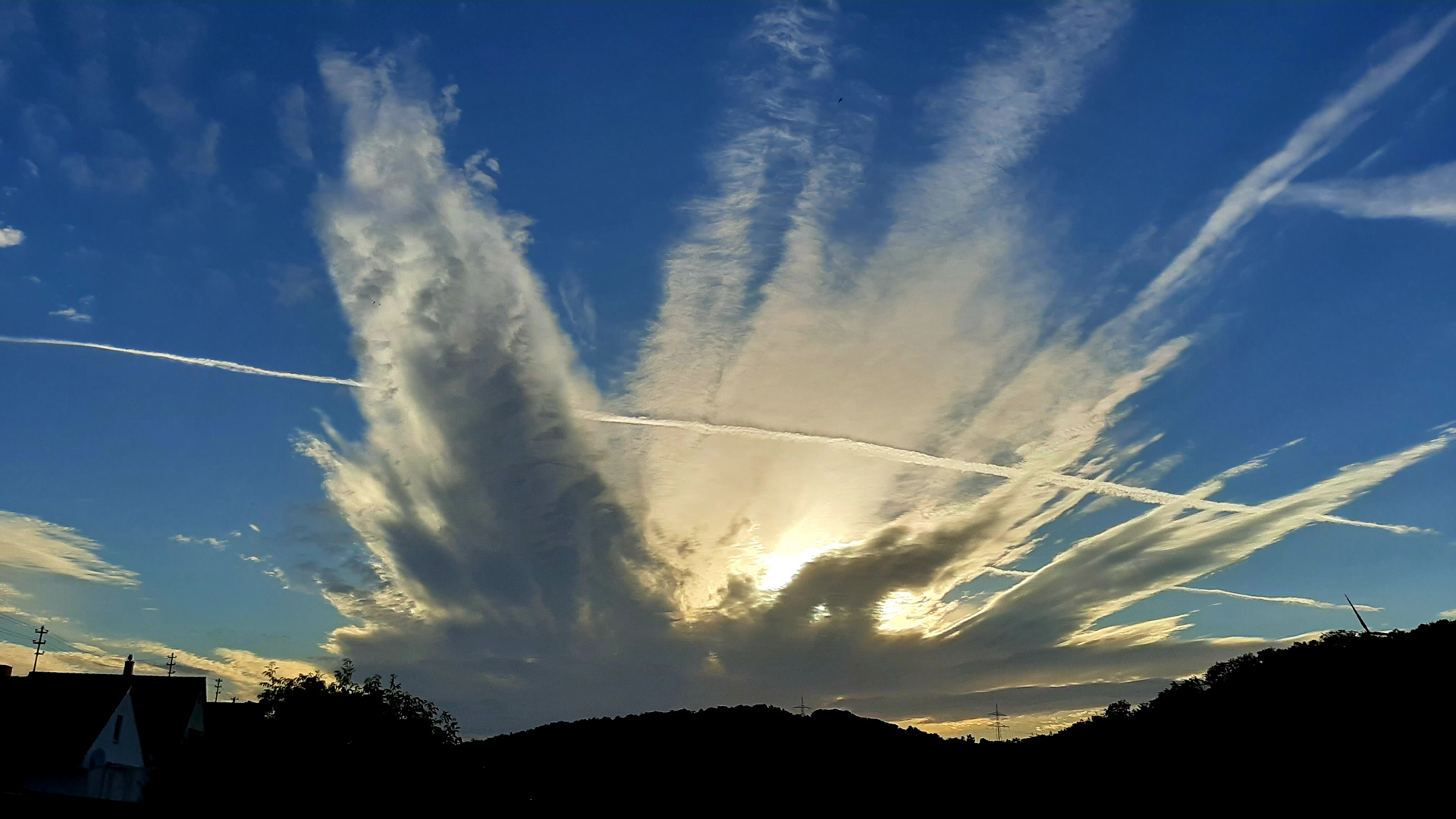 Wolkenformation mit Kondensstreifen