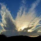 Wolkenformation mit Kondensstreifen