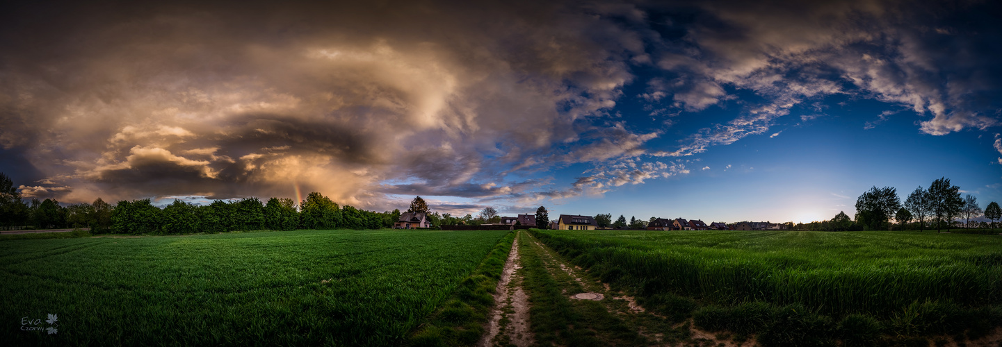 Wolkenformation mit Regenbogen