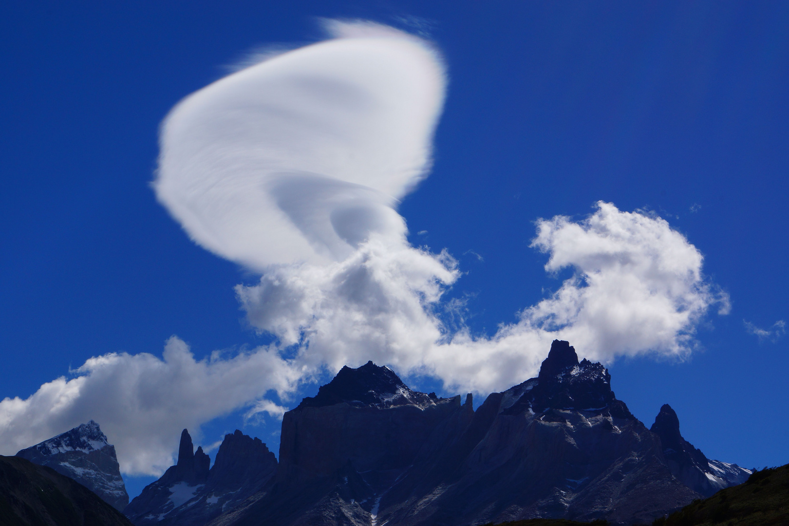 Wolkenformation über den Bergen in Patagonien