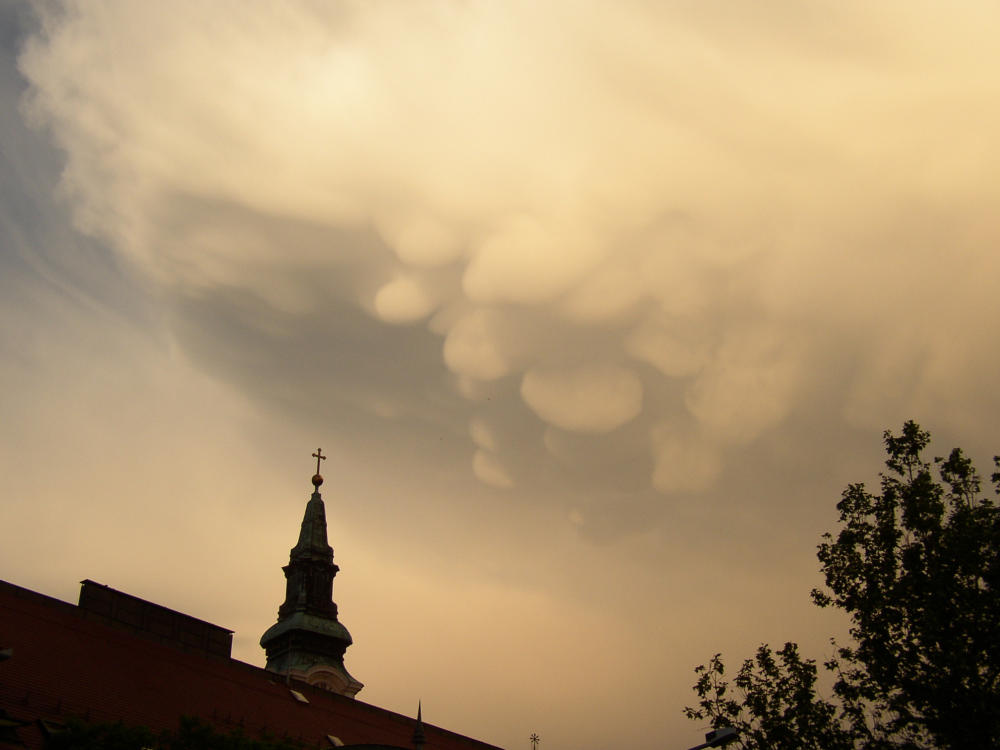 Wolkenformation über Kecskemet  (Ungarn)