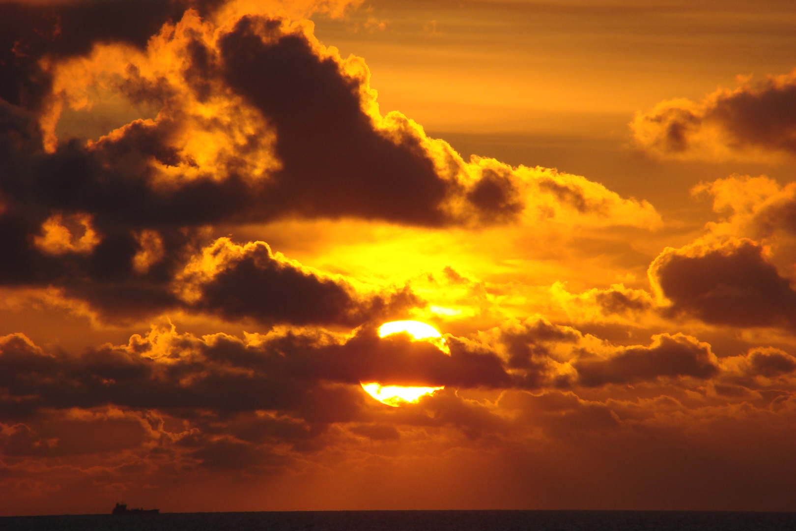 Wolkenformationen im Einklang mit dem Sonnenaufgang über der Nordsee