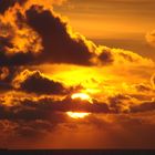 Wolkenformationen im Einklang mit dem Sonnenaufgang über der Nordsee