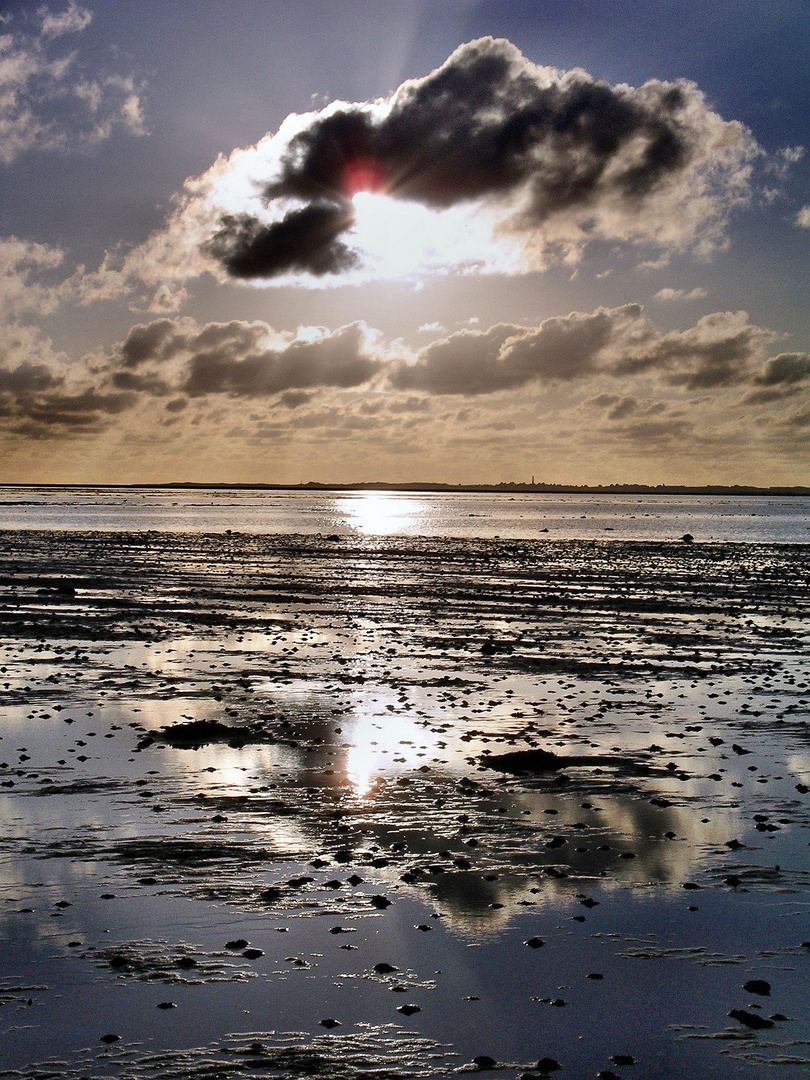 Wolkenformationen spiegeln sich im Watt