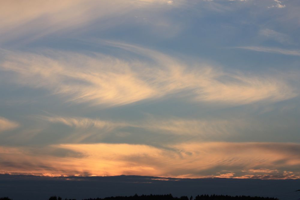 Wolkenformationen ziehen dahin