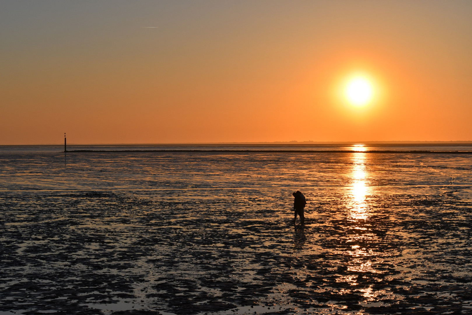 wolkenfreier Sonnenuntergang an der Nordsee