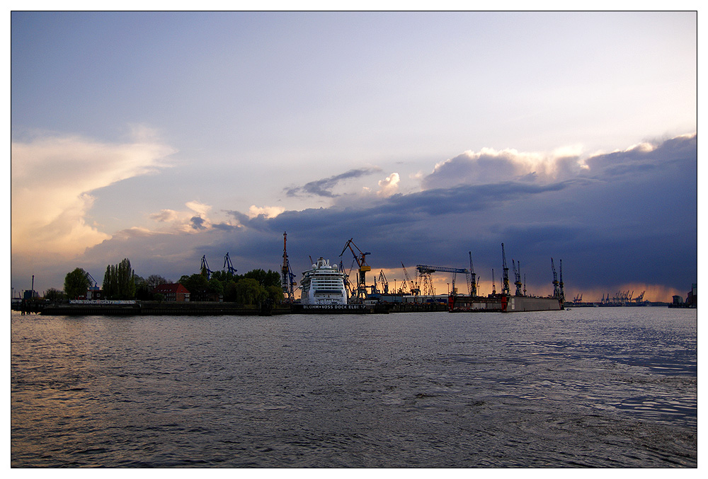 Wolkenfront am Hafen