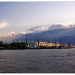 Wolkenfront am Hafen