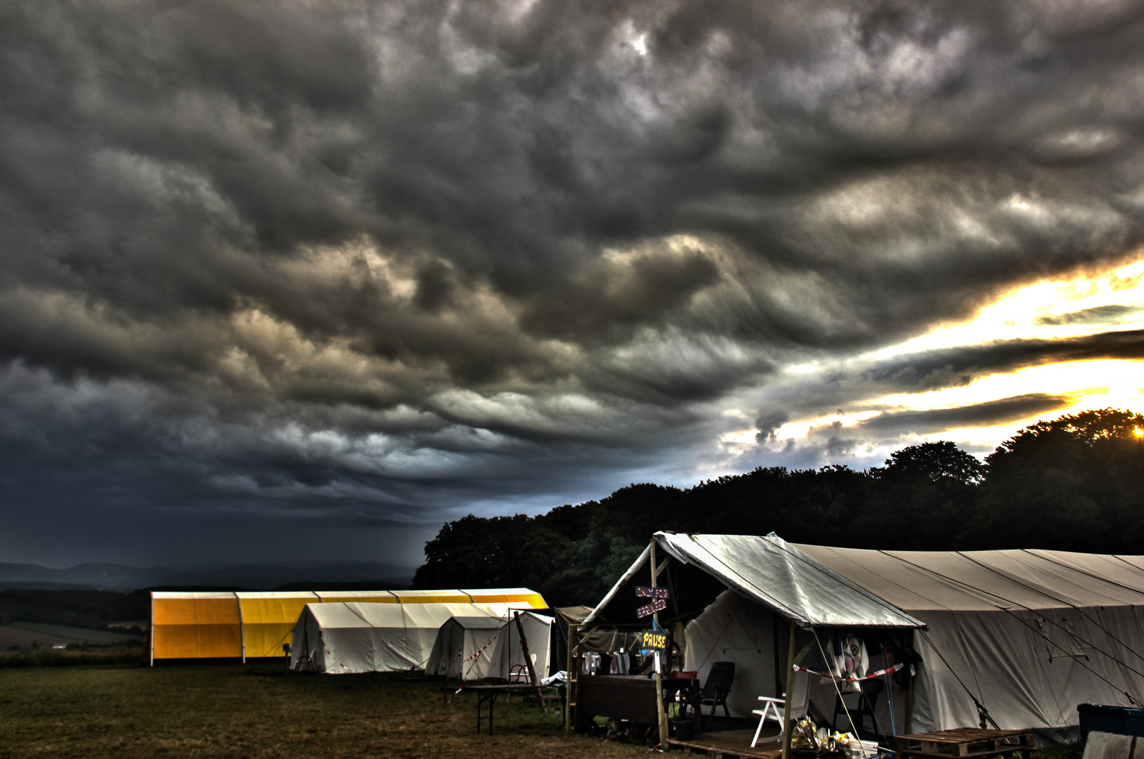 Wolkenfront auf dem Zeltplatz