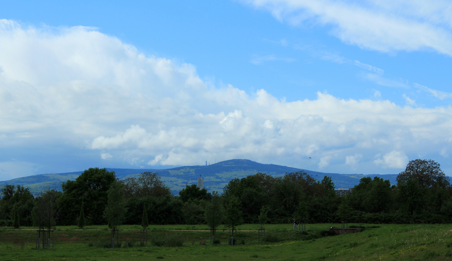 Wolkenfront hinter dem Großen Feldberg /Taunus