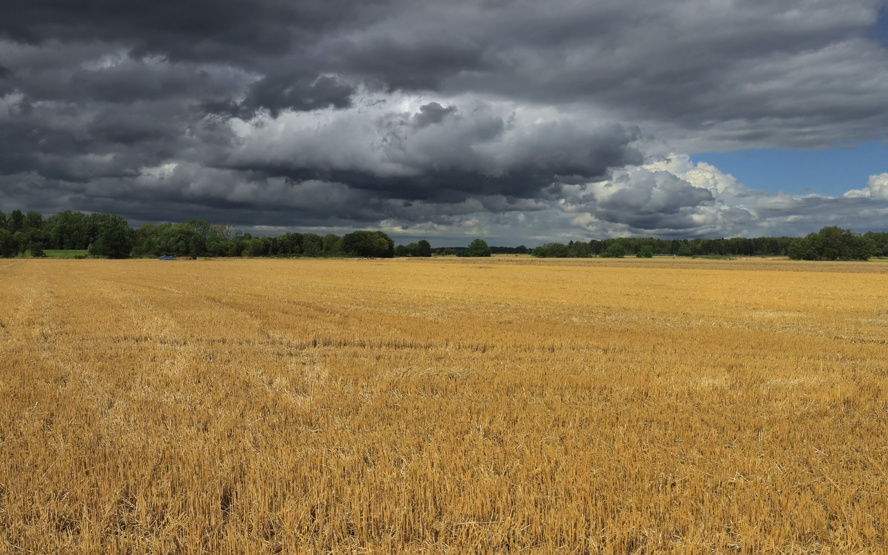 Wolkenfront über dem Stoppelfeld