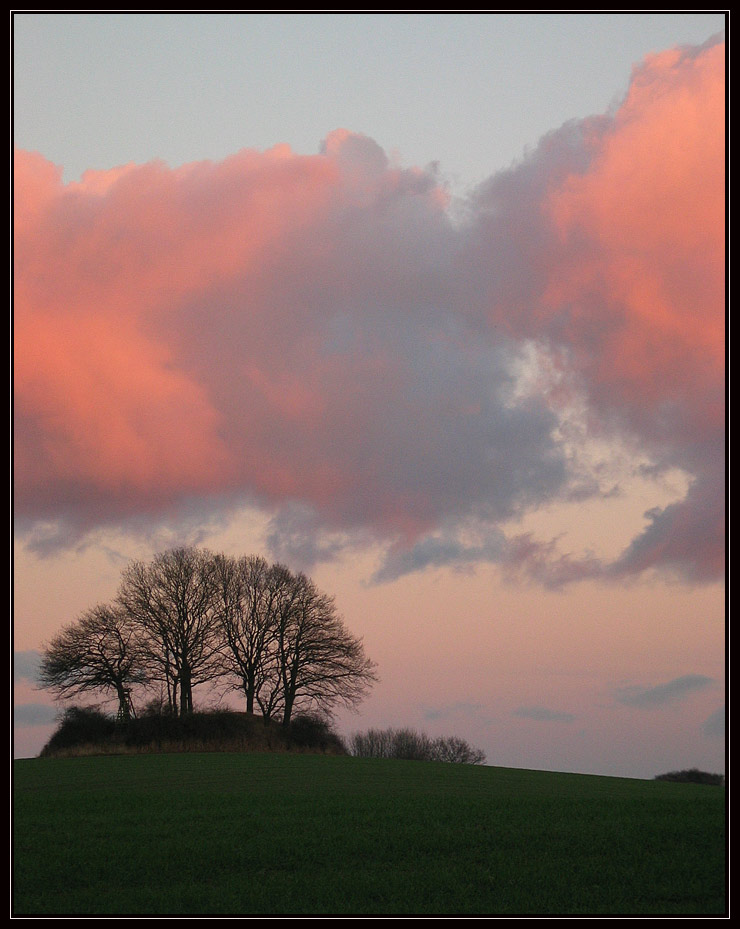 Wolkenfurioso über dem alten Hünengrab