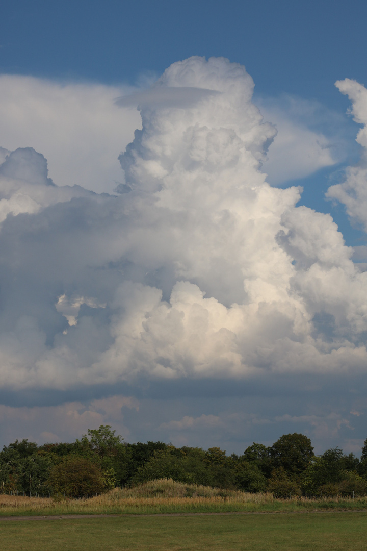 Wolkengebilde am blauen Himmel