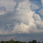 Wolkengebilde am blauen Himmel