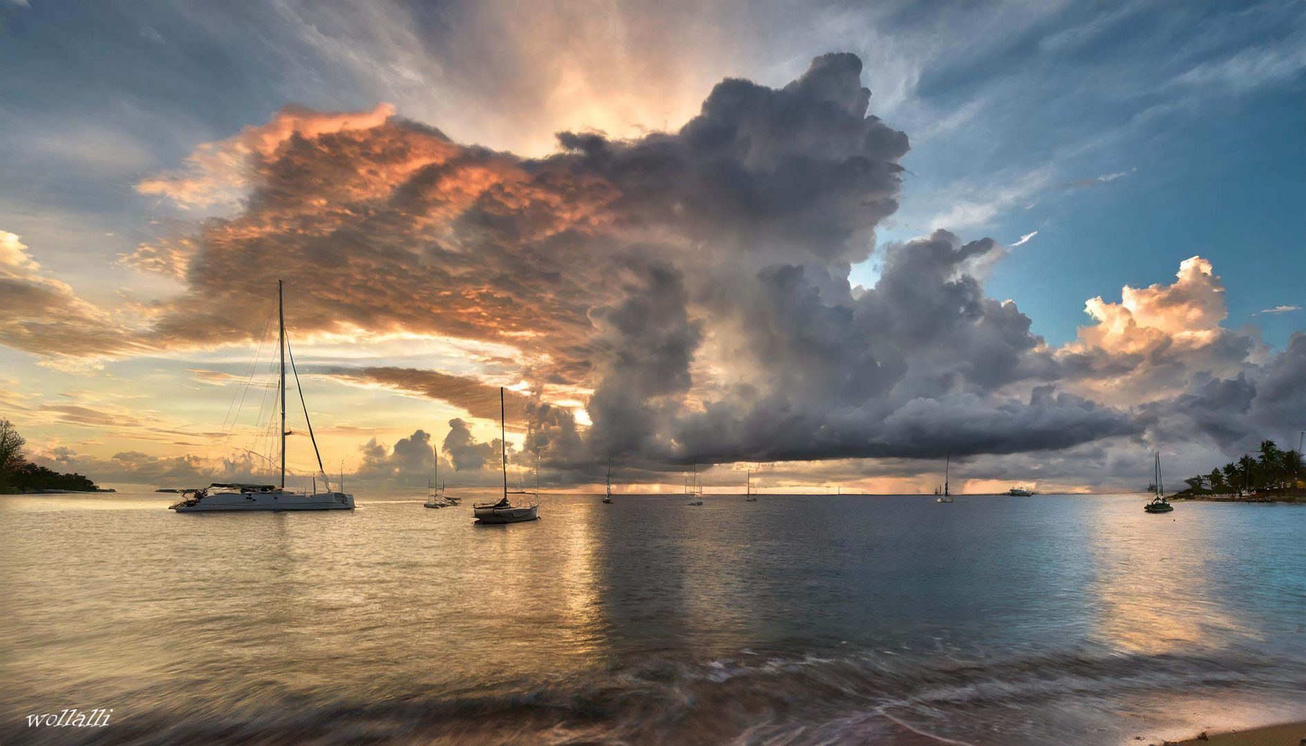 Wolkengebilde am Meer