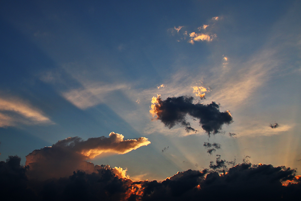 Wolkengebilde am Tagesende