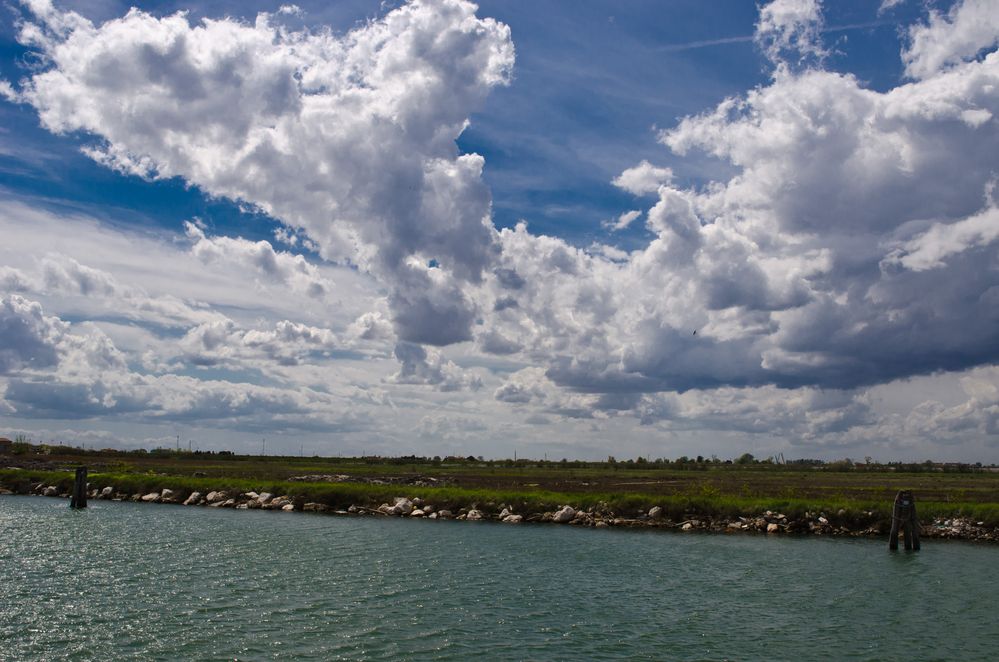 Wolkengebilde über der Lagune Veneziens