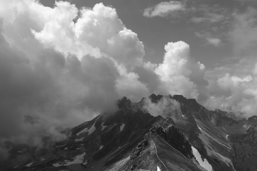 Wolkengebirge auf Felsgebirge