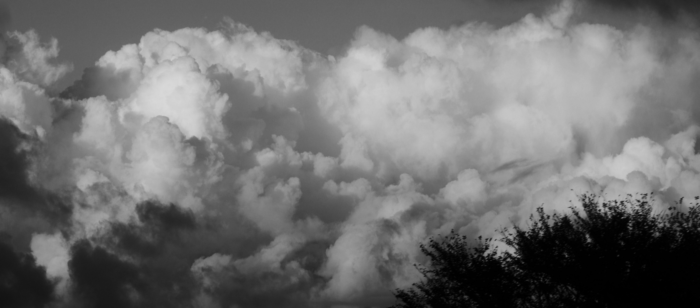 Wolkengebirge über der Landschaft