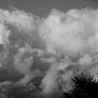 Wolkengebirge über der Landschaft