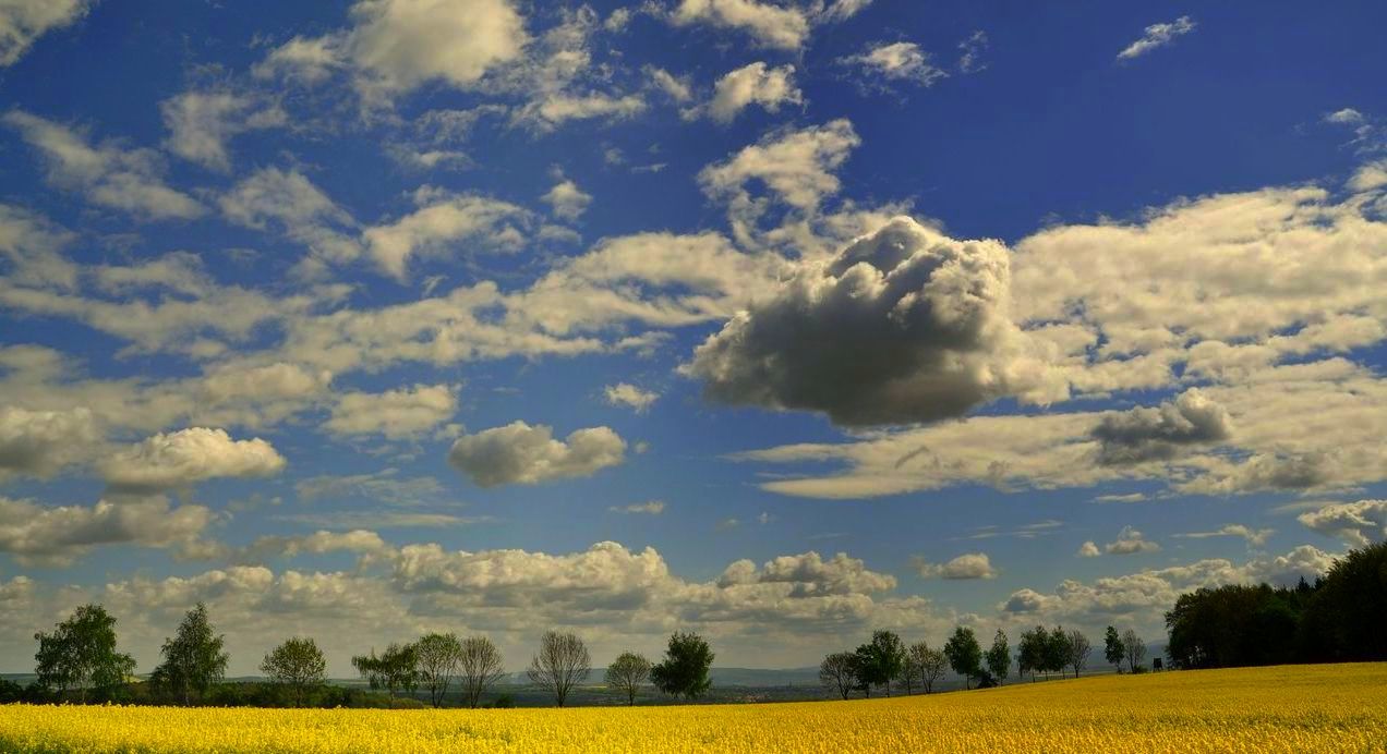 Wolkengemälde mit Blau