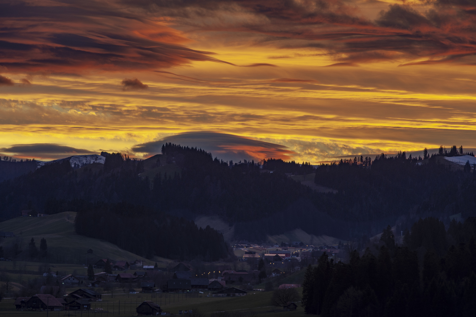 Wolkengemälde über Escholzmatt-HDR