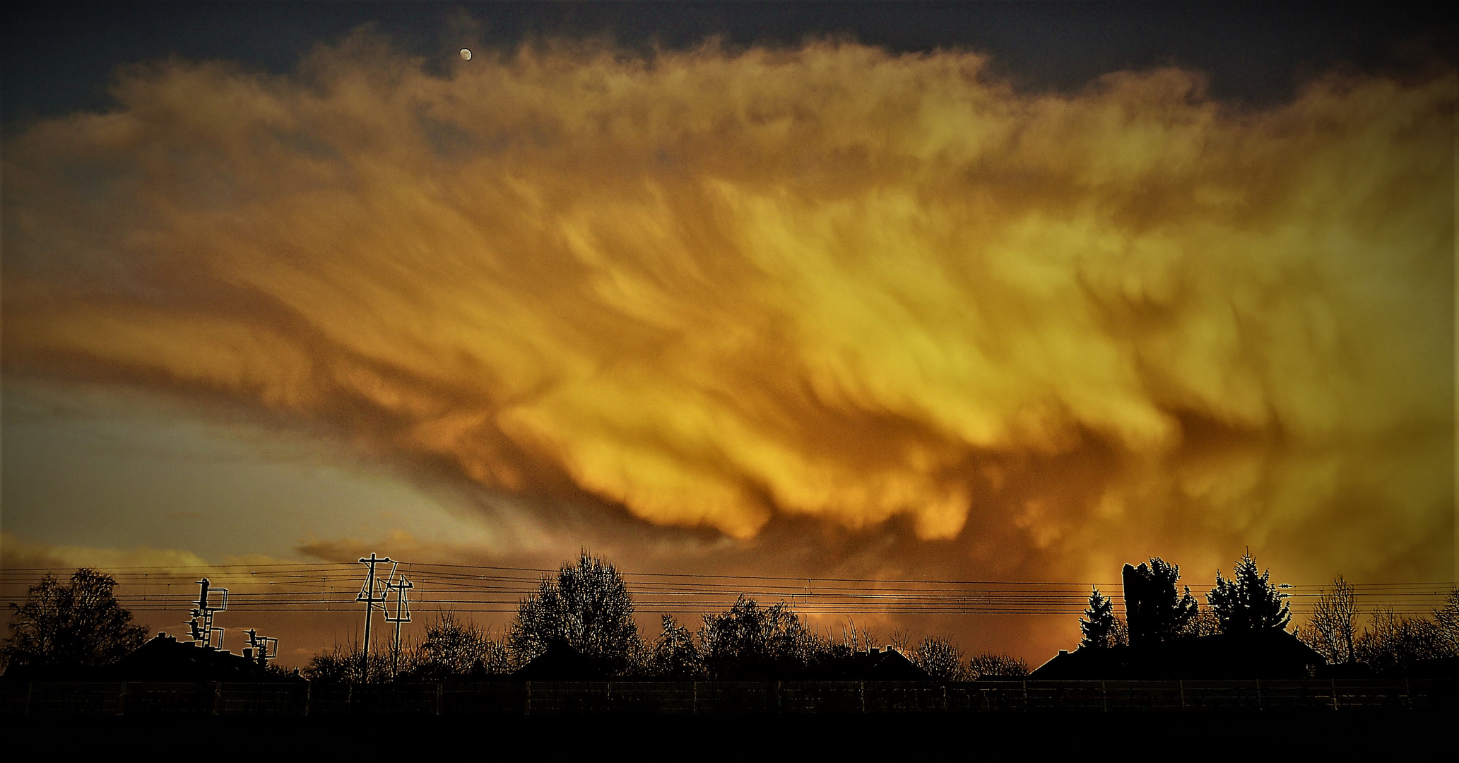 Wolkengigant mit dem kleinen Mond