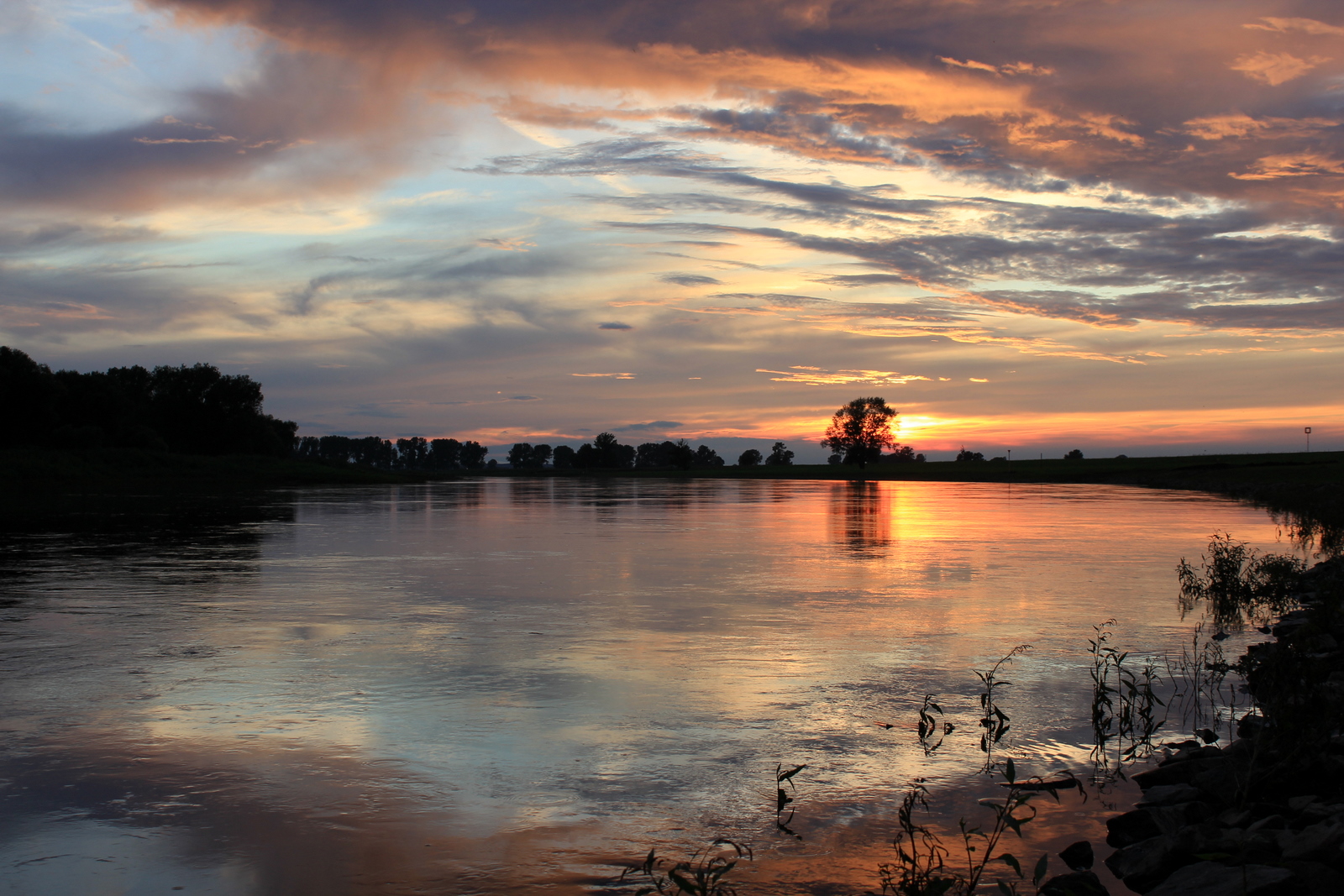 Wolkenglut am Fluss