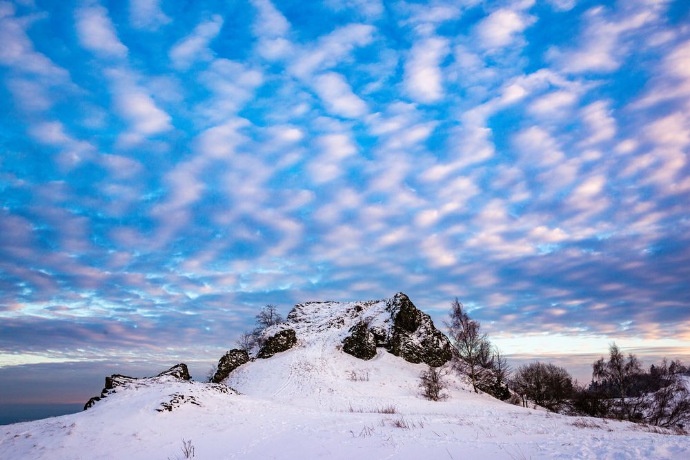 Wolkenhimmel am winterlichen Dörnberg