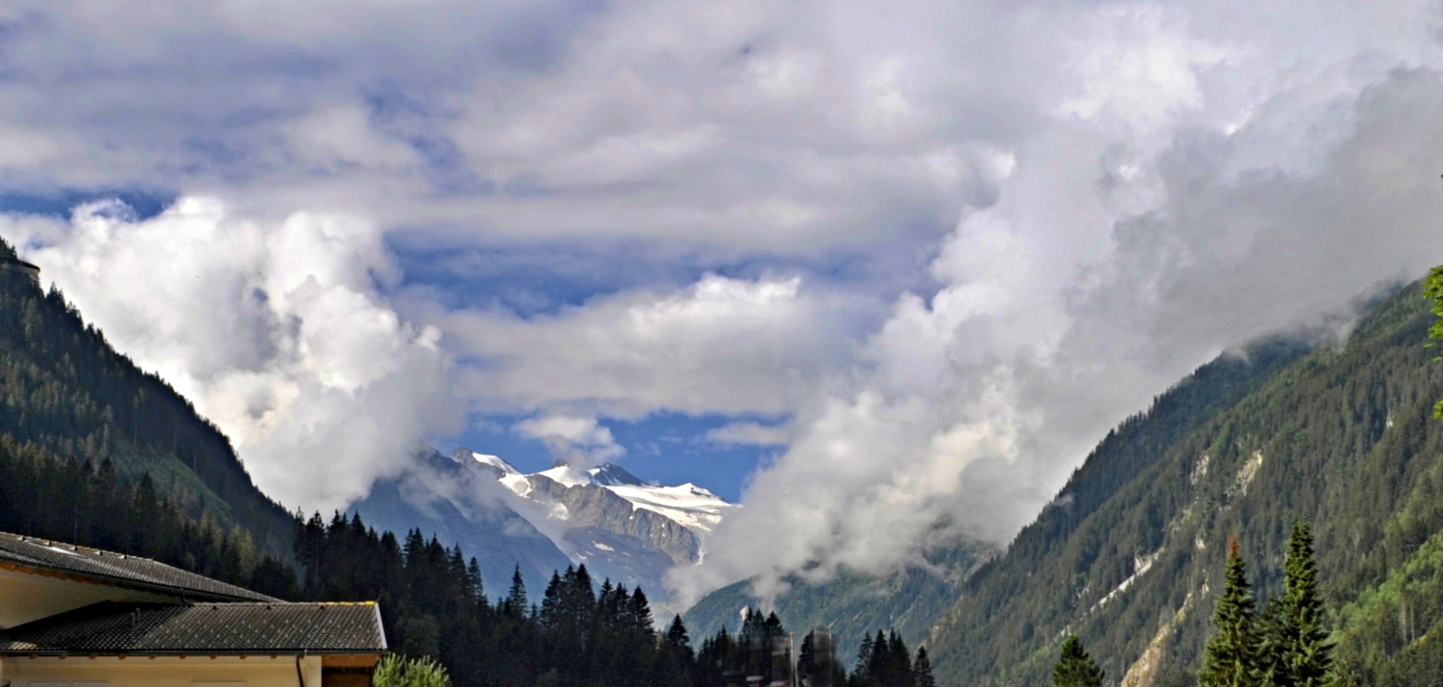 Wolkenhimmel mit Durchblick