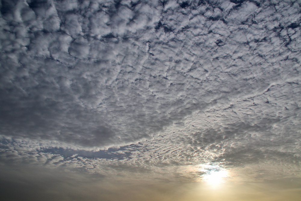 Wolkenhimmel mit Sonnenlicht