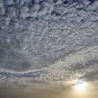 Wolkenhimmel mit Sonnenlicht