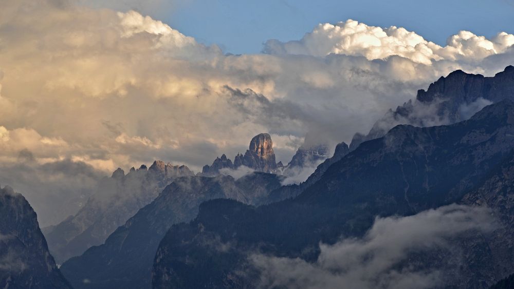 Wolkenhimmel über den Dolomiten