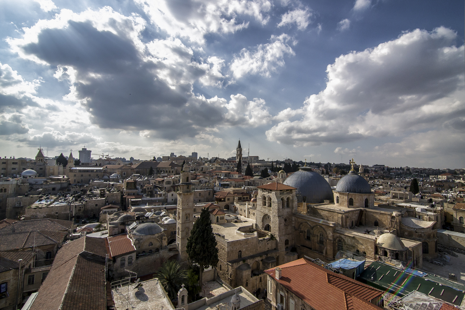 Wolkenhimmel über der Grabeskirche Jerusalem